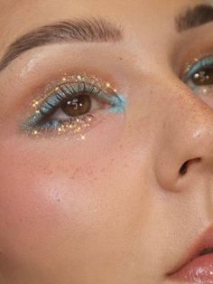 Boho Prom Makeup, Gold Blue Eye Makeup, Subtle Teal Eye Makeup, Trendy Makeup Looks 2023 Natural, Summer Party Makeup Looks, Beachy Eye Makeup, Makeup Inspo Concert, Greta Van Fleet Concert Makeup, Blue Makeup Blue Eyes