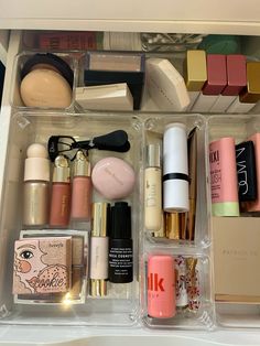 Makeup 💕 Check more at https://beautyfashionideas.com/makeup/makeup-%f0%9f%92%95/ Small Makeup Collection, Makeup Aesthetic Products, Trendy Makeup Products, Makeup Products Aesthetic, Organizing Makeup, Organization Makeup