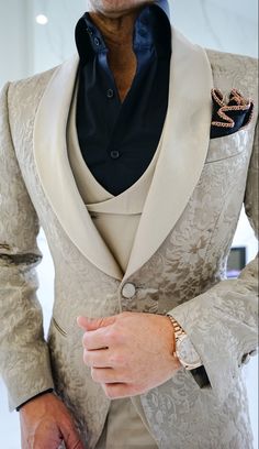 Mens Champagne Suit, Champagne Suits For Men, White And Gold Suit, Champagne Tuxedo, Gold Suit Men Wedding, Unique Suits For Men, Wedding Suits Groom Unique, Mens Suede Boots, Prom Suits For Men