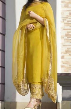 Party Wear Indian Dresses Designer, Desi Fashion Casual, Pakistani Fancy Dresses, Pakistani Dresses Casual, Pakistani Fashion Party Wear, Salwar Kamiz, Dress Design Patterns, Dress Indian, Simple Pakistani Dresses