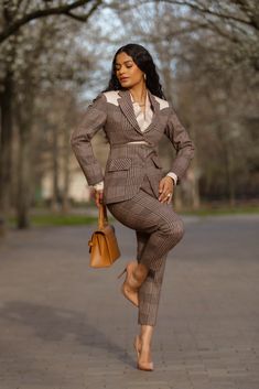 This Structured Plaid Suit Set is the perfect choice for a professional or formal look. Crafted with a deconstructed cut blazer, it features a detailed leather patch on the shoulder and sleeve and boasts a single button closure and a decorative flap pocket for added style. Features a high waist ankle-length pants with zip and metal hook closure on the side. The pants has pockets on both sides. Model is 5ft 4in and she is wearing UK size 6/XS Note - Olarsgrace uses UK sizing format. Plaid Suits Women, Cut Blazer, Plaid Brown, Metallic Jeans, Jeans Overall, Plaid Suit, Formal Look, Cardigan Sweater Dress, Pant Suit