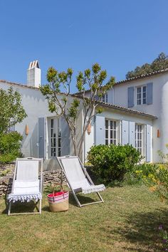 Découvrez la somptueuse Villa Cilène, nichée sur l'Île de Ré à Les Portes en Ré. Un véritable havre de paix où luxe et raffinement se marient à la perfection. Pour une escapade inoubliable dans un cadre d'exception. #VillaCilène #ÎledeRé #LesPortesenRé #hôtelleriedeluxe #destinationluxe