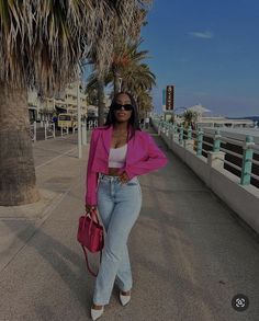 Pink Heels And Jeans Outfit, Cropped Blazer And Jeans Outfit, Crop Pink Blazer Outfit, Crop Blazer And Jeans Outfit, Cropped Blazer And Jeans, Crop Blazer And Jeans, Jeans And Pink Blazer Outfit, Outfits With Pink Blazer, Pink Bag Outfit Ideas