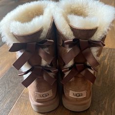 Gently Worn Size 8 Bailey Bow Uggs, With Fall And Winter Coming Up Uggs Are Perfect!! Brown Uggs With Bows, Uggs With Bows On Side, Mini Bailey Bow Uggs Outfit, Ugg Boots Bow, Bow Uggs, Winter Moodboard, Brown Uggs, Outfit Suggestions, Cute Uggs