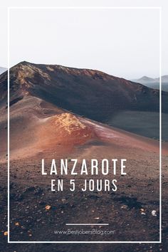 a mountain with the words lanzarote en 5 jours on it