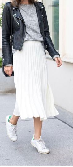 White Pleated Skirt Outfit, White Skirt Outfit Summer, White Skirt Summer, Black Leather Jacket Outfit, White Skirt Outfits, Rok Outfit, Skirt Outfits Summer, Pleated Skirt Outfit, Metallic Pleated Skirt