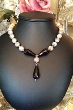 Beaded Dangle Necklace, Beautiful Beaded Necklaces, Cute Engagement Rings, Goth Wedding, Pearl Necklace Designs, Pearl Jewelry Wedding, Chunky Jewelry, Body Piercings, Agate Necklace