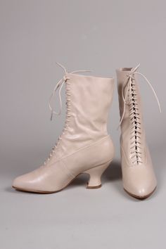 An elegant Edwardian-inspired lace-up boot made of very soft leather. This stylish Edwardian boot features a pointed toe for a close fit and a French pompadour heel crafted to be 100% faithful to the Edwardian design. Boasting a height of 7 cm, the heel is perfectly balanced for effortless walking. Crafted from leather with a cream-white canvas lining, inner silicone inserts provide exceptional comfort. Long cotton shoe laces and delicately placed metal eyelets adorn the inside for a truly timel