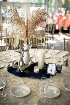 the centerpieces on this table are decorated with silverware and pamodia