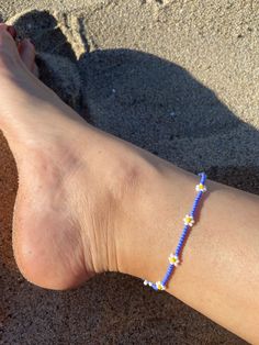 🌊 Handmade in Marina Del Rey, Southern California "Spring Daisies" Beaded Anklet is perfect for layering with other anklets, on the sandy beach, staycation at home or great to wear with any outfit. Each piece is unique as it is handmade and inspired daily. No two are alike. 🌊 Very Lightweight and comfortable 🌊 Premium quality Glass Seed Beads in size 11/0 (approx. 2mm) 🌊 Durable nylon thread or Durable monofilament cord 🌊 Silver plated over alloy lobster clasp  🌊 2" extender chain availabl Cheap Summer Beach Beads, Anklet Bead Ideas, Anklet Inspiration, Beaded Anklets Diy, Anklet Beads, Beads Aesthetic, Seed Bead Anklet, Beads Anklet, Anklets Diy