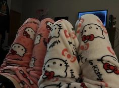 Paznokcie Hello Kitty, Matching Pjs, Cute Couple Outfits, Cute Relationship Photos, Matching Couple Outfits, Hello Kitty Items, Couple Outfits, Hello Kitty Wallpaper, Hopeless Romantic