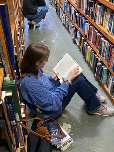 Reading In Library, Reading In Public, Reading Photography, Bookworm Aesthetic, Reading City, Reading Girl, People Reading, Bookstore Cafe, Sense Of Life