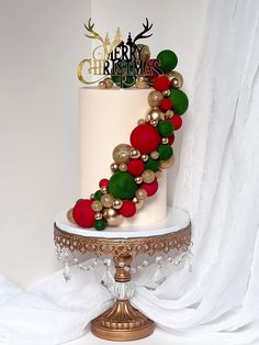 Cake Sculpture Art, Christmas Theme Cakes, Elegant Christmas Cake Designs, Christmas Theme Cake Ideas, Christmas Decorated Cakes, Xmas Cake Decorating Ideas, Cake Design Christmas, New Year Cake Ideas, Buttercream Christmas Cake