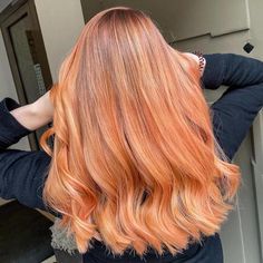 Peachy Blonde Hair, Chunky Layered Haircuts, Peachy Blonde, Orange To Blonde Hair, Apricot Hair, Blorange Hair, Sunset Hair Color, Trending Looks, Sunset Hair