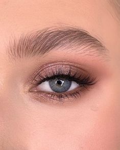 Simple Eye Looks For Blue Eyes, Prom Makeup For Blue Eyes Natural, Natural Prom Eyeshadow, Simple Makeup Looks For Bridesmaids, Simple Makeup Looks For Hoco, Natural Prom Makeup Green Eyes, Natural Prom Makeup Blue Dress, Natural Homecoming Makeup Blue Eyes, Cute Prom Makeup Looks Simple