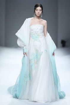 Hanfu Fashion, Heaven Gaia, Fashion Show Images, Art Objects, Live Fashion, Moda Vintage, Fantasy Fashion, Large Fashion, Fancy Dresses