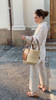 Old Money Women, Women Aesthetic, Looks Party, Casual Day Outfits, Minimal Outfit, Old Money Style, Minimal Chic, Fashion Mistakes, Aesthetic Outfit