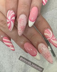 Christmas Alomd Nails, Christmas Pink Nails Almond, Pink Xmas Nails Almond, Pastel Xmas Nails, Pink Sparkly Christmas Nails, Cute Christmas Nail Ideas For Teens, Cute Nail Ideas Christmas, Cute Christmas Nails Simple Short, Almond Christmas Nails Pink