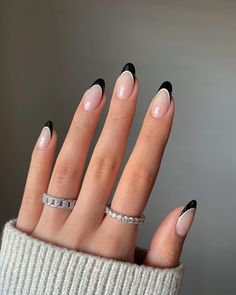 50  Black And White Nails You Need To Try; french tip nails! This includes black and white nails acrylic, black and white nails ideas, black and white nails short, black and white nails design, black and white nails simple, black and white nails aesthetic, black an white nails coffin and more! This also includes black nails, black nail ideas, black nails ideas, black nails designs, black nails acrylic, black nails aesthetic, white nails, white nails ideas and more! #blackandwhitenails August Outfits, Winter Journal, Easter Fashion, Airbrush App, Smink Inspiration, Manicure Tips, French Tip Acrylic Nails, Fake Nails With Glue