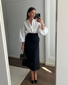 Office Outfits Women Skirt, Corporate Fashion Office Chic, Corporate Outfits For Women, Stile Casual Chic, Casual Chic Outfits, Corporate Attire, Corporate Fashion, Professional Outfits Women, Stylish Work Attire