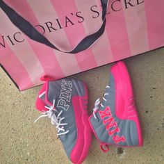 Athletic shoes so you can work out and play basketball in style. Strawberry Soda, Foams Shoes, Pink Jordans, Peace Life, Urban Apparel, Glamour Vintage, Shoe Ideas