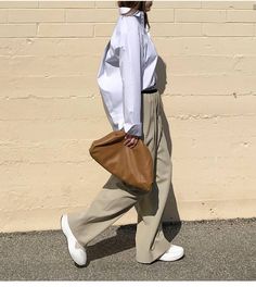 status:LUSSO on Instagram: “▫ Style Inspiration ▫ ↪ Ideal weekend outfit  Sporty Chic by 📷 : @a_typelist 👌 ▪ #minimalstreetstyle #minimalstyle #neutrals #BottegaVeneta…” Sporty Classic Style, Happy Easter Weekend, Outfit Sporty, Envelope Handbag, Minimal Street Style, Classic Style Outfits, Beige Outfit, Leather Envelope, Easter Weekend