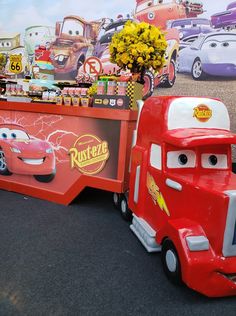 cars and trucks are lined up in front of a food stand at an amusement park