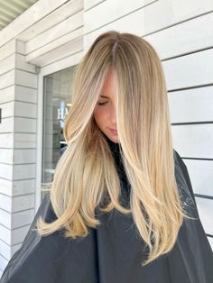 lived in blondie/ neutral tones/ face frame/ root smudge #blondebalayage #livedinhair #faceframe #moneypiece #beachyhair Natural Root Blonde Balayage, Shadow Root Honey Blonde, Womens Blonde Hair, Sandy Blonde Hair Dark Roots, Blond Root Melt, Creamy Blonde With Root Smudge, Blonde Balayage Face Framing, Blonde Root Smudge With Face Frame, Light Blonde Root Smudge