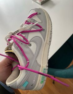 Off White Dunks, White Dunks, Off White Dunk, Sneaker Heads, Pretty Sneakers, Buy Sneakers, Trendy Shoes Sneakers, Dr Shoes, Pretty Shoes Sneakers