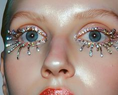 Sea Shell Makeup, Bubble Makeup Look, Gemstone Eye Makeup, Iridescent Jellyfish, Makeup Ideas Black, Makeup Looks Black Women, Makeup Full Face, Winter Eye Makeup, Full Coverage Makeup