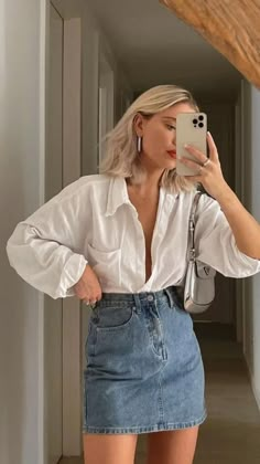 Outfit Camisa Branca, White Shirt And Denim Skirt, Chique Outfit, Casual College Outfits, Casual Day Outfits, Elegante Casual, Causual Outfits, Summer Fashion Outfits