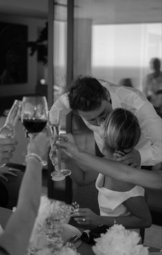 Welcome Party Photography, Rehearsal Dinner Couple Pictures, Wedding Dinner Photography, Classy Wedding Pictures, Rehearsal Dinner Pictures, Rehearsal Dinner Photography Photo Ideas, Rehearsal Dinner Photography, Cocktail Hour Photos, Flash Photography Wedding Aesthetic