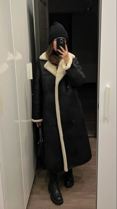 Winter Essentials Clothes Women 2024, Coat Winter Outfit, Fashion Terminology, Chic Dressing, Cold Outfits, Sheepskin Coat, Coat Winter, Hijabi Fashion, Shearling Coat