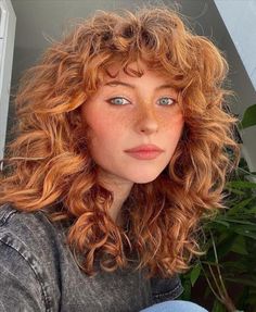 Bangs Wavy Hair, Curly Bangs, Haircuts For Curly Hair, Curly Hair Inspiration, Shag Haircut, Curly Hair With Bangs, Long Hair With Bangs, Trending Haircuts, Beauty Makeup Tips