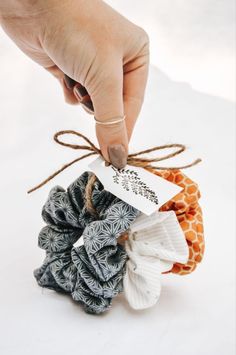 Trendy Things To Sell, Headband Flatlay, Scrunchie Packaging Ideas, Make Scrunchies, Orange Scrunchie, Diy Scrunchie, Handmade Scrunchie