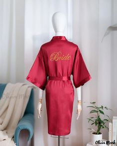 OliviaMark - Elegante albornoz de novia confeccionado en seda simulada, perfecto para rituales matutinos, ropa de dormir y maquillaje de novia, ideal para grupos de damas de honor y como albornoz de cárdigan abierto estilo kimono. Wedding Makeup Bridesmaid, Silk Bridal Robe, Moda Kimono, Makeup Bridesmaid, Bridesmaid Kimono, Elegant Kimono, Cardigan Design, Bridal Robe, Cardigan Outfits