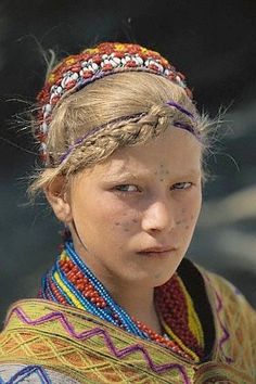 Girl from Kalash, Pakistan, with facial tattoos. According to legend, the Kalash are the decedents of Alexander the Great's army. Present day Pakistan turned out to be the last frontier of Alexander's Army. Women of the Kalash have the most rights of any indigenous group/tribe else where in the world. Fallen Empire, Hindu Kush, Facial Tattoos, Alexander The Great, People Of The World, World Cultures, Interesting Faces, 인물 사진, Anthropology