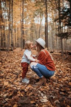 Photography Poses For Mom And Daughter, Mom And Daughter Photo Ideas Fall, Mom And Daughter Fall Photoshoot Outfits, Fall Mother Son Photoshoot Outfits, Fall Photo Ideas For Family, Family Of 3 Fall Photo Ideas, Fall Photos Mom And Son, Autumn Toddler Photoshoot