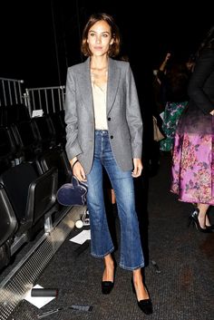 Here’s How To Wear A Grey Blazer To The Office Elegantes Outfit Damen, Alexa Chung Style, London Fashion Weeks, Look Jean, Cool Girl Style, Kick Flare Jeans, Cropped Flare Jeans, Looks Street Style, Kick Flares