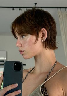 Razor Pixie Haircut, Masculine Pixie Cut, 90s Bixie Haircuts, Straight Hair Pixie Cut, Natalie Portman Pixie, Pixie Wolfcut, Short Feminine Haircut Round Face, Pixie With Baby Bangs, Straight Hair Pixie Haircut