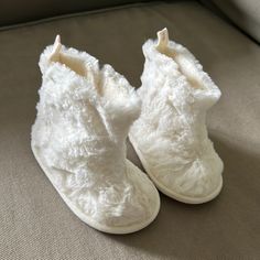 Old Navy Size 3 6-12months White Soft Baby Slipper Booties Nwot. Velcro Inner Ankles. Winter Booties With Soft Sole And Closed Toe, White Soft Sole Slippers For Winter, Winter Playtime Booties With Soft Sole, Non-slip White Winter Boots, White Non-slip Winter Boots, Comfortable Round Toe Booties For Playtime, Comfortable Cream Winter Booties, White Non-slip Booties With Round Toe, Comfortable White Winter Booties