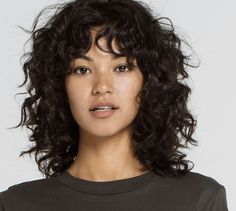 Short Loose Curly Haircuts, Curly Hair Bangs Round Face, Shoulder Length Curly Haircuts, Shoulder Length Shag, Shirt Curly Hair, Short Layered Curly Hair, Layered Curly Haircuts, Curly Shag Haircut