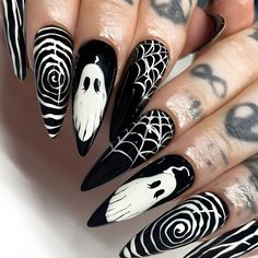 Short Sharp Nails, Goth Nails Short, Halloween Nails Almond Shape, Gothic Stuff, Black Halloween Nails, Horror Nails, Nail Art Halloween, Sharp Claws, Holloween Nails