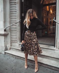 Combat Boots Dress, Rok Midi, Rok Outfit, Outfit Chic, Bohol, Printed Midi Skirt, Business Outfit, Mode Inspo, 가을 패션