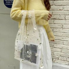 Flower Handbag, Embroidery Hand, Photoshoot Idea, Woven Handbags, Bohemian Handmade, Couture Mode, 자수 디자인, Fabric Bags, Casual Tote