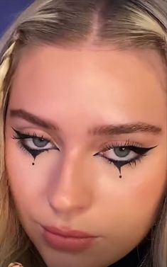 Easy Eyeliner For Halloween, Cute Halloween Eyeliner Looks, Easy Clown Eyeliner, Halloween Witch Eyeliner, East Halloween Eyeliner, Halloween Easy Makeup Looks, Halloween Makeup Easy Eyeliner, Eyeliner Halloween Makeup Easy, Easy Halloween Eyeliner Ideas