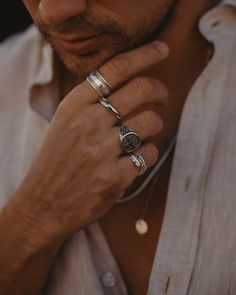 Este sutil anillo de acero inoxidable es perfecto para un look diario minimalista y delicado. El anillo de parte superior plana es una pieza muy versátil, si buscas un look más llamativo, puedes combinarlo con otros anillos Dicci.   Composición: Acero inoxidable 316L.  Anchura: 0,5 cm.  Peso: 4,25 g.  Color: Plateado.    Hecho a mano - Hecho a medida - Hecho en Portugal