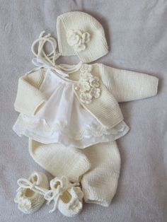 🥳🍓 Unique Baby Girl Clothes, Classic Baby Clothes, Baby Boy Knitting Patterns, Crochet Baby Dress Pattern, Baby Sweater Knitting Pattern, Baby Boy Knitting, Baby Knitwear, Baby Cardigan Knitting Pattern, Newborn Baby Dolls