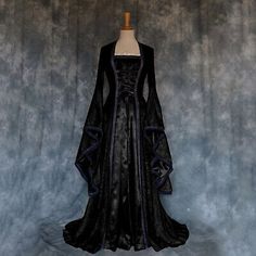 Renaissance Medieval Witch Fancy Dress Costume Party Women Victorian Long Dress  | eBay Medieval Witch, Gaun Abad Pertengahan, Vampire Dress, Vampire Bride, Medieval Cosplay, Halloween Costumes For Women, Vestidos Retro, Bride Costume, Witch Dress