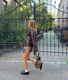 evameloche on instagram Fall Street Wear, Oversized Leather Jacket, Loose Coats, Pu Leather Jacket, Leather Short, Leather Jacket Outfits, Vintage Leather Jacket, Pocket Jacket, Collars For Women